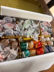 Lata de especialidades surtida Obrador Real | Adoración de los Reyes | 1200 gr de Surtido Navideño Gourmet - Imagen 3